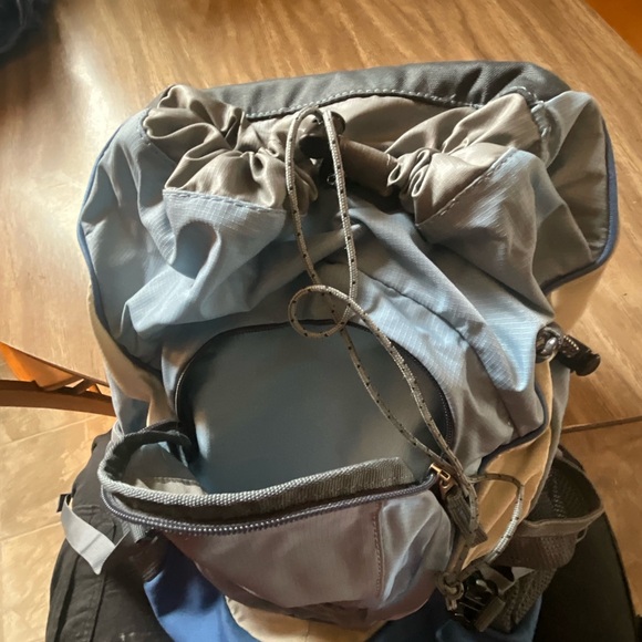 Deuter back pack like new - Picture 3 of 4